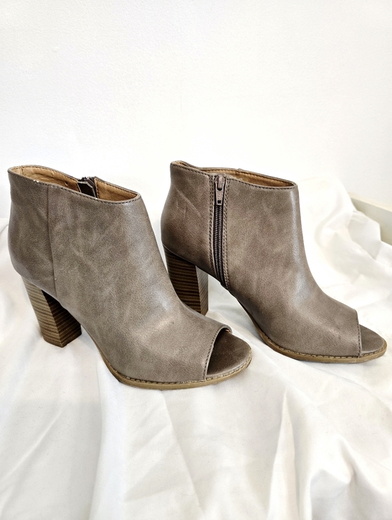 Report Shoes - Report Rowdy Peep Toe Ankle Booties Taupe Block Heel Zip Women’s Size 9